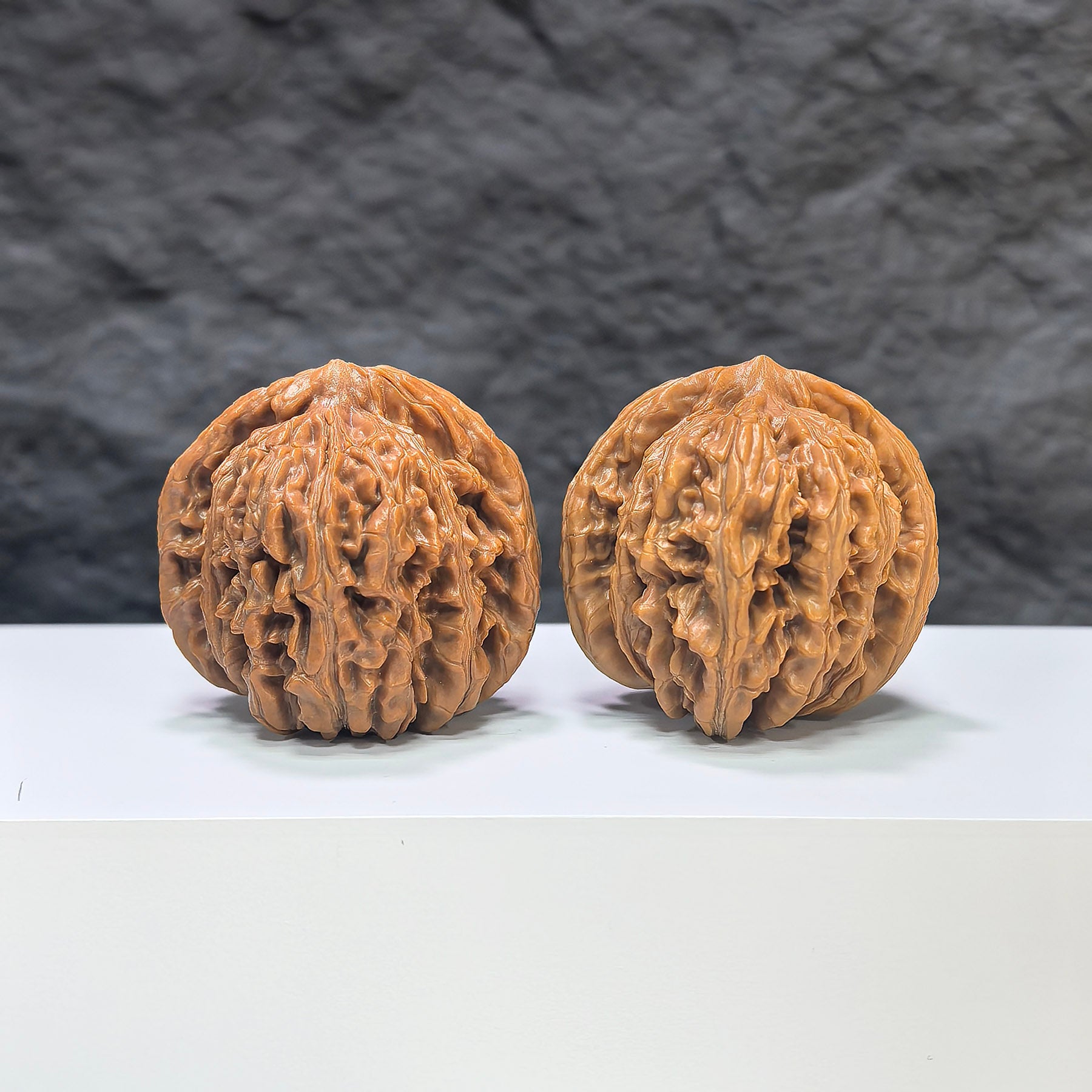 Selected grade Wenwan walnut from Sizuolou, featuring a smooth, rounded surface and natural wood grain, measuring 4.1×4.0cm.