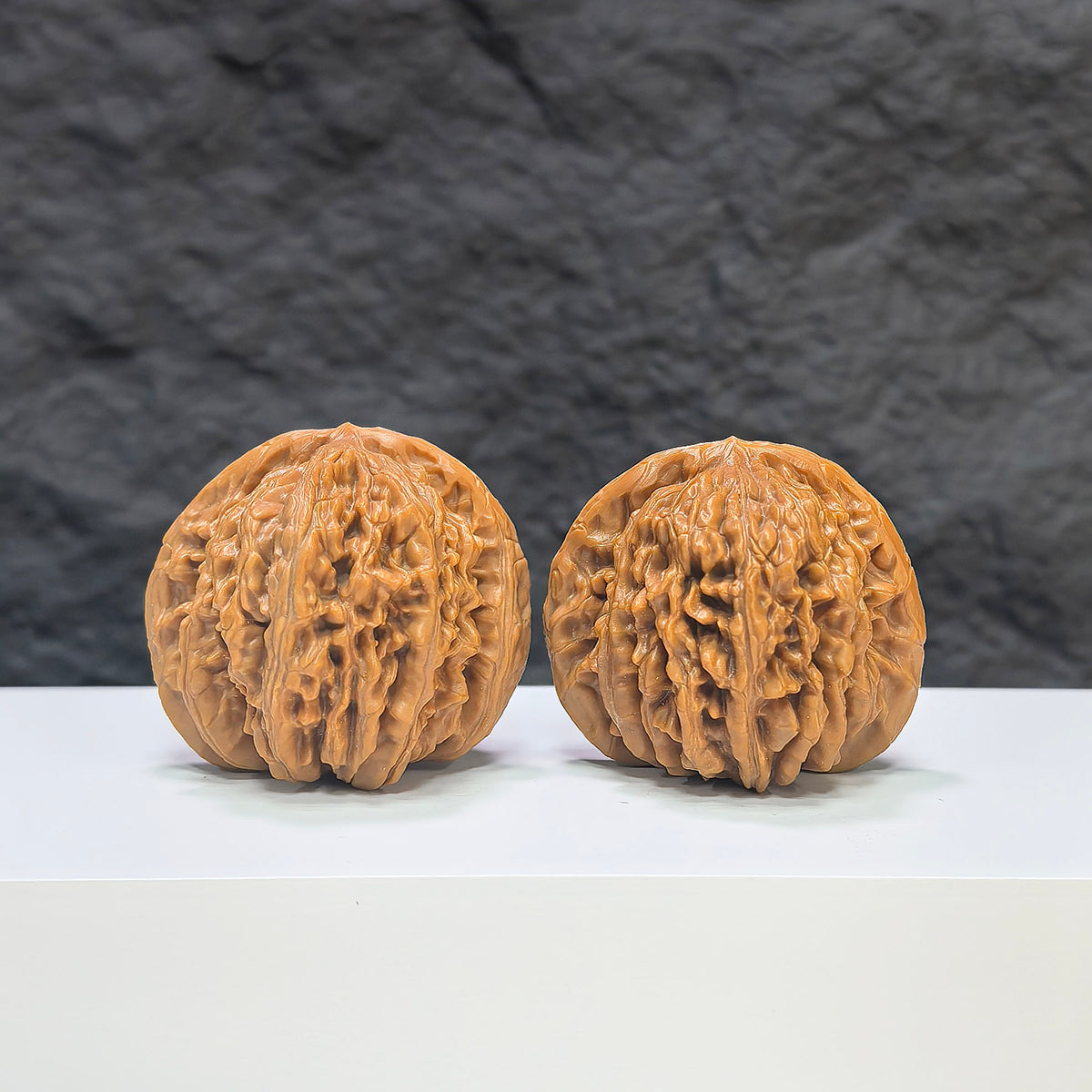 Selected grade Sizuolou Wenwan walnut, 4.1×3.7cm, showcasing smooth, polished surface and natural wood grain details.