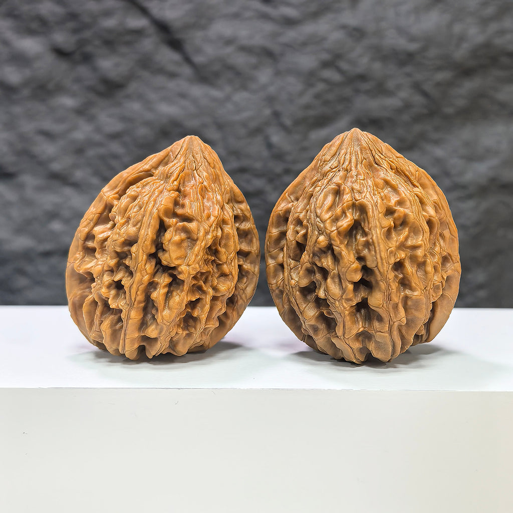 Wenwan Art Sizuolou classic Wenwan walnut pair, 41mm x 40mm, detailed natural walnut surface, traditional Chinese carvings