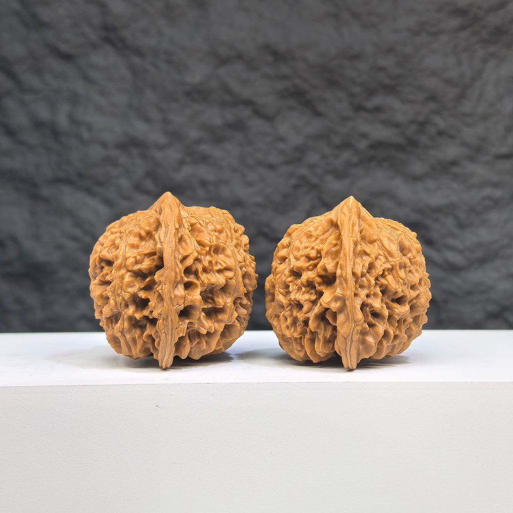 Wenwan Art Babys Breath full stars Wenwan walnuts pair with 38mm x 37mm full-star design, natural wood finish, collectible carvings.