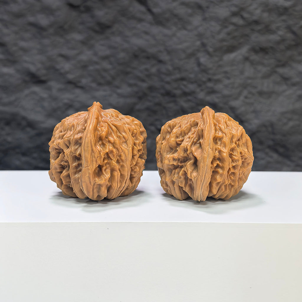 Selected grade Sizuolou Wenwan walnut, 4.2×3.8cm, showcasing smooth, polished surface and natural walnut wood grain details.