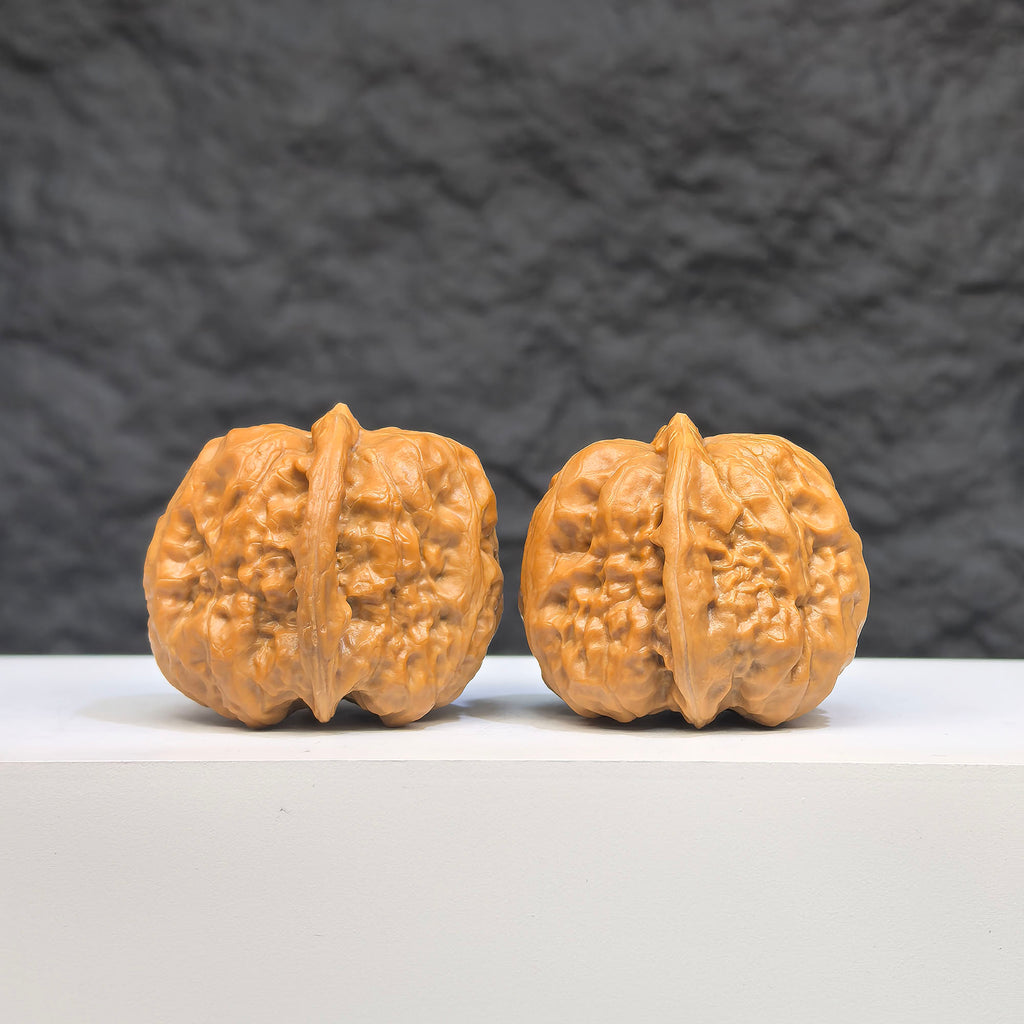 Wenwan Art Toad Crystal Frog Wenwan Walnut pair, 32x36mm, featuring detailed carved toad and frog figures on polished walnuts.