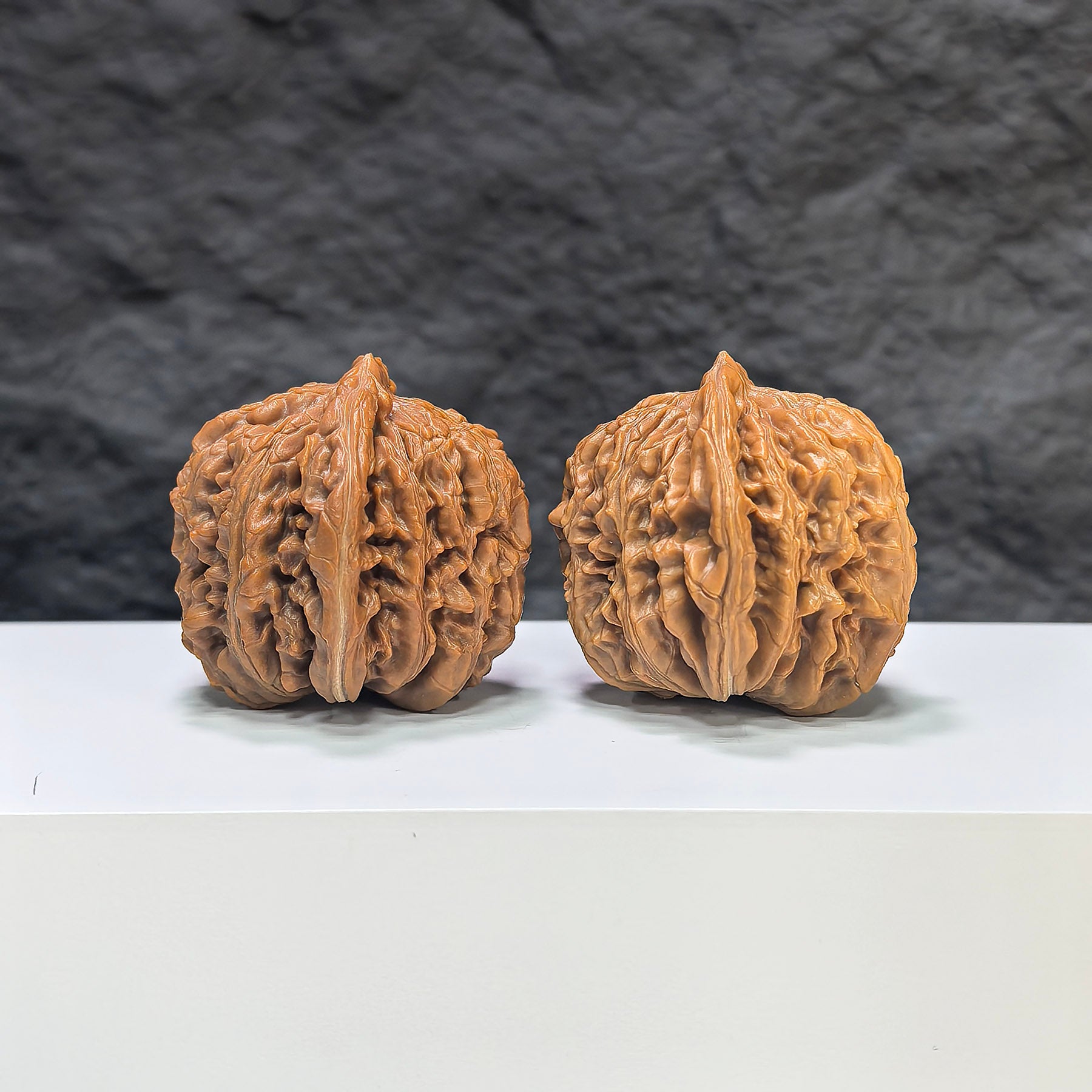 Selected grade Sizuolou Wenwan walnut, 4.1×4.0cm, showcasing smooth, polished surface and natural wood grain details.