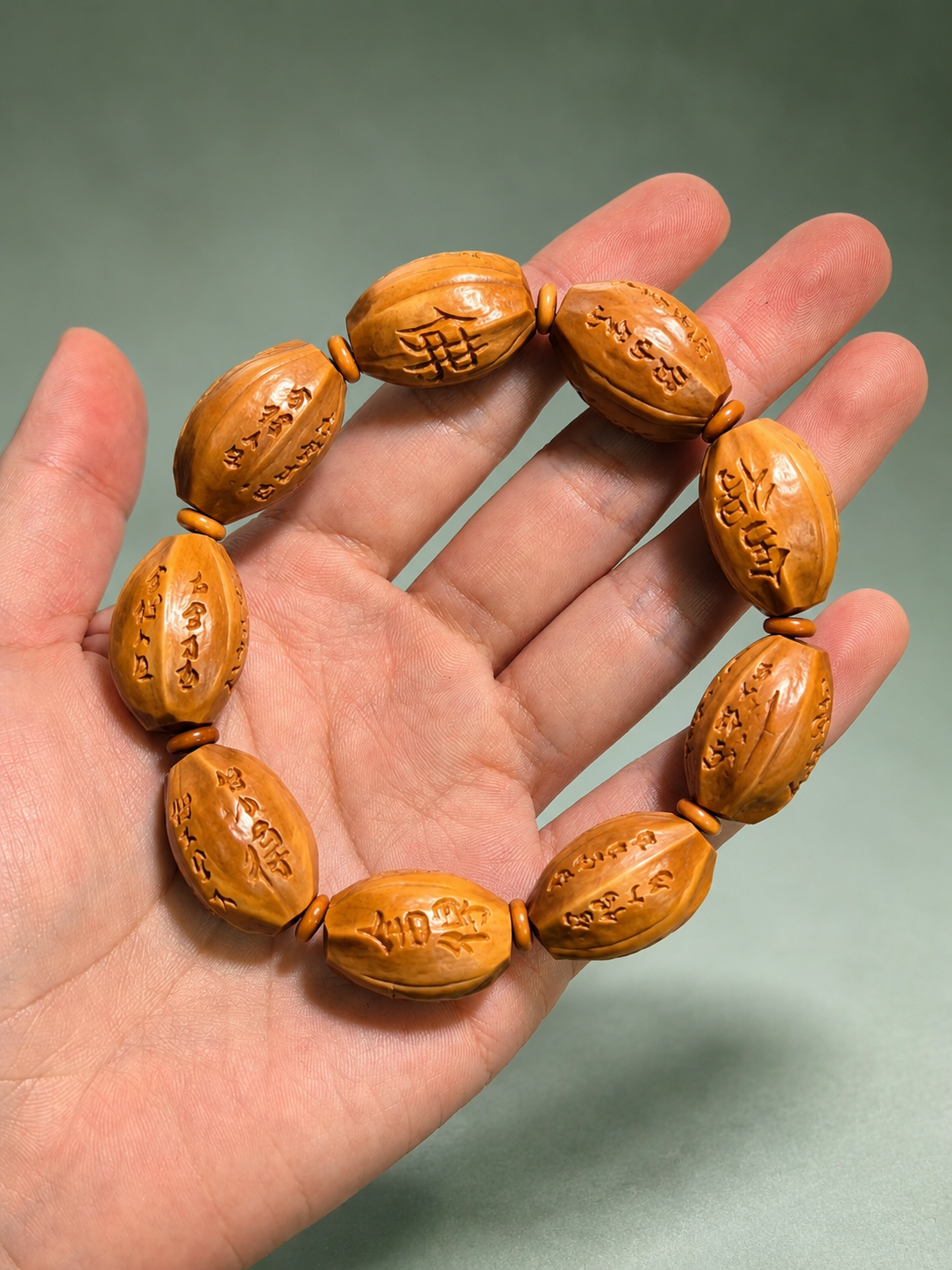Carved olive pit “She De” calligraphy bracelet with 15.5mm beads, handcrafted by ZenWenwan, featuring traditional Chinese design.