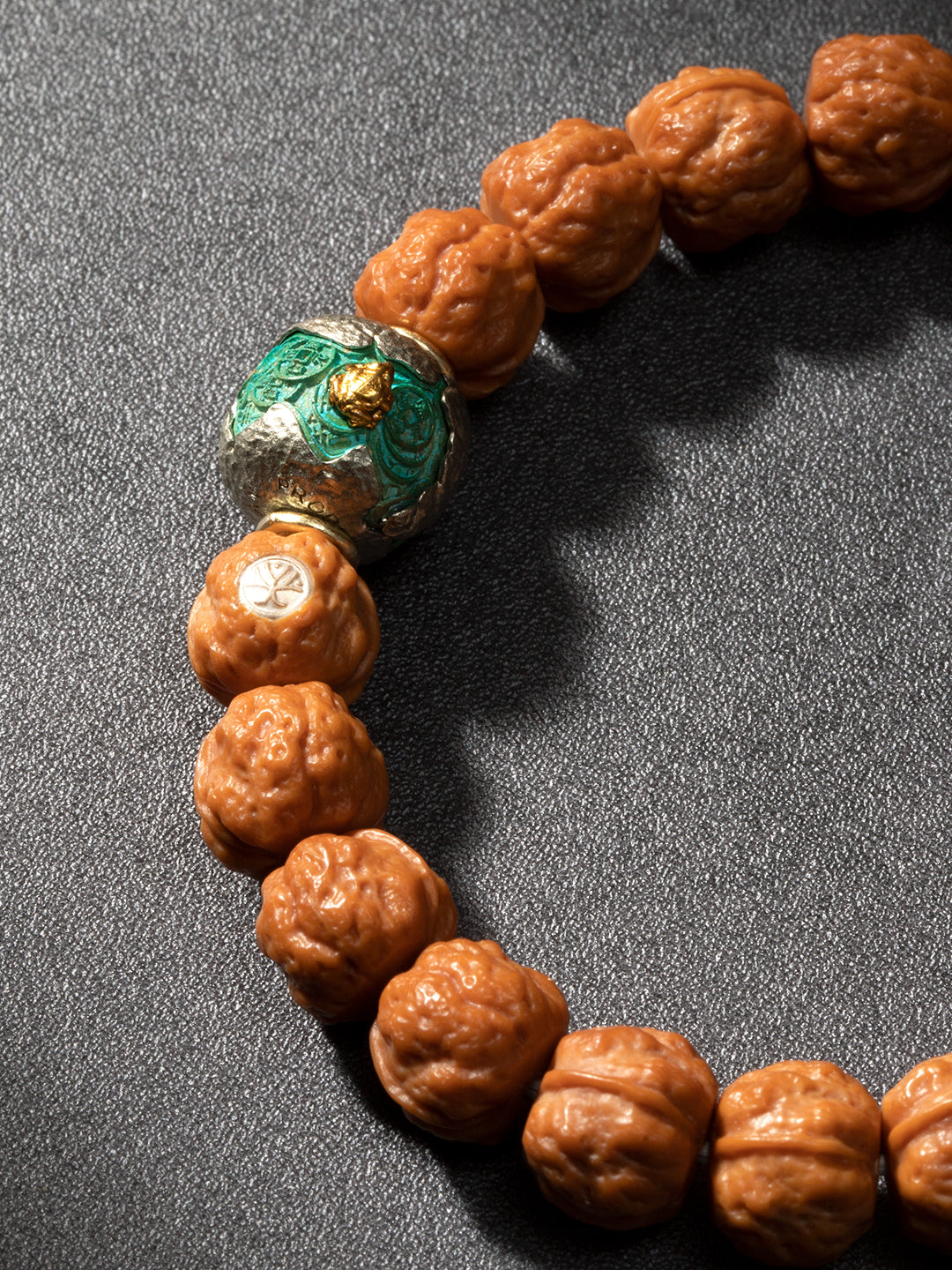 [Zen Collection] Handcarved Monkey Head Walnut Bracelet - "Golden Toad Wealth Guard" Motif (10mm / Silver & Enamel Focal Bead) | 金蟾鎮庫 猴頭核桃雕刻手串 10mm 精致小籽 招財鎮宅文玩手串
