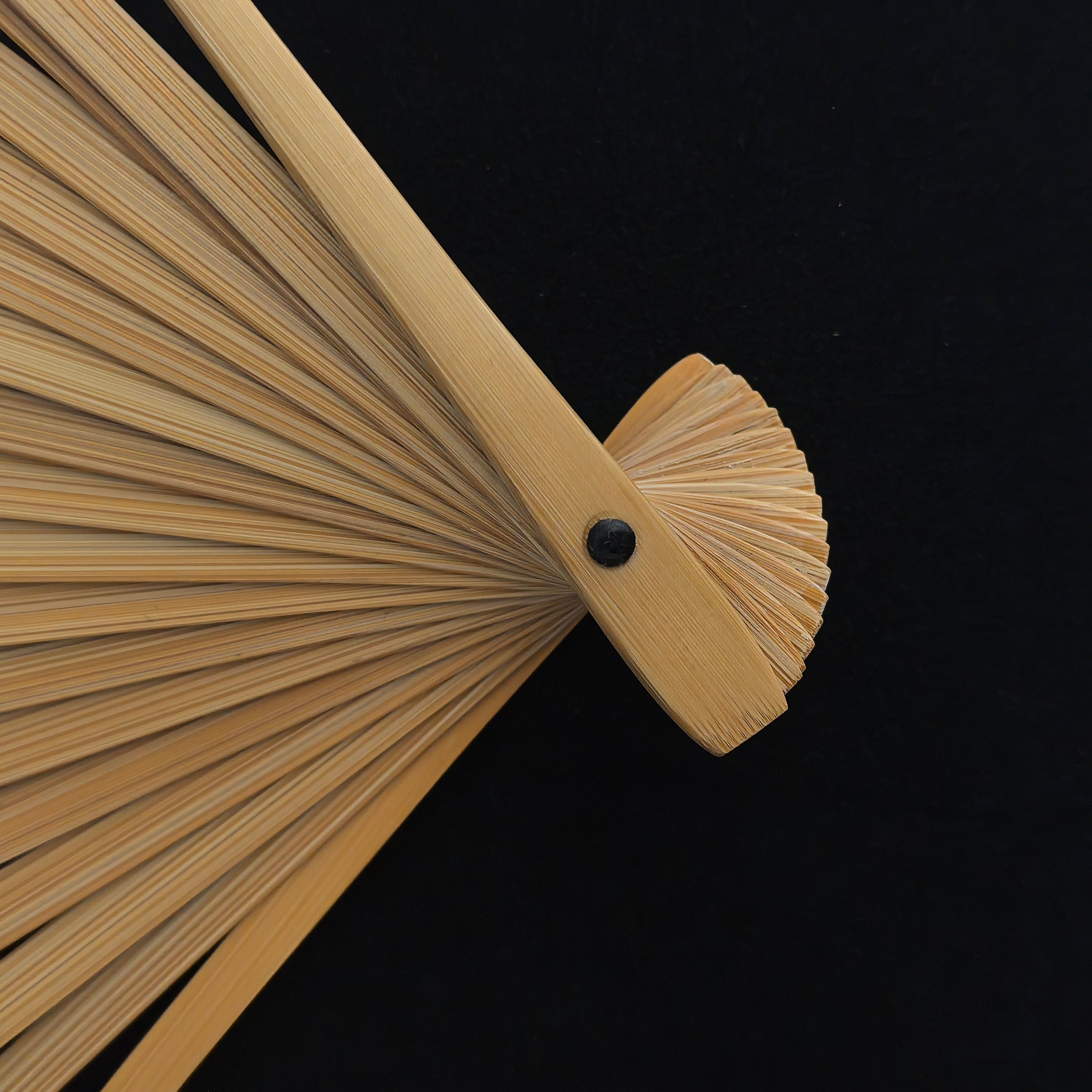 [Master Lingyan Handcrafted] Premium Jade Bamboo Folding Fan - "Beauty Shoulder" Antique Square Head (9.5 Inch / 18 Ribs) | 非遺匠人凌顏手作 9.5寸18方2.0玉竹摺扇（美人肩/古方頭）