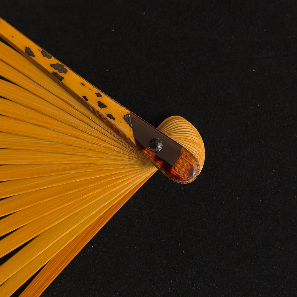 Master Chen Yunfeng Meilu Leopard-Pattern Bamboo Fan w/ Tortoiseshell-Style Inlay - "Beauty Shoulder" Small Eggplant Head (9.3 Inch / 16 Ribs) | 陳雲峰手作 梅麓豹紋雙合玳瑁彩粘片 美人肩小茄頭 9.3寸16方2.0