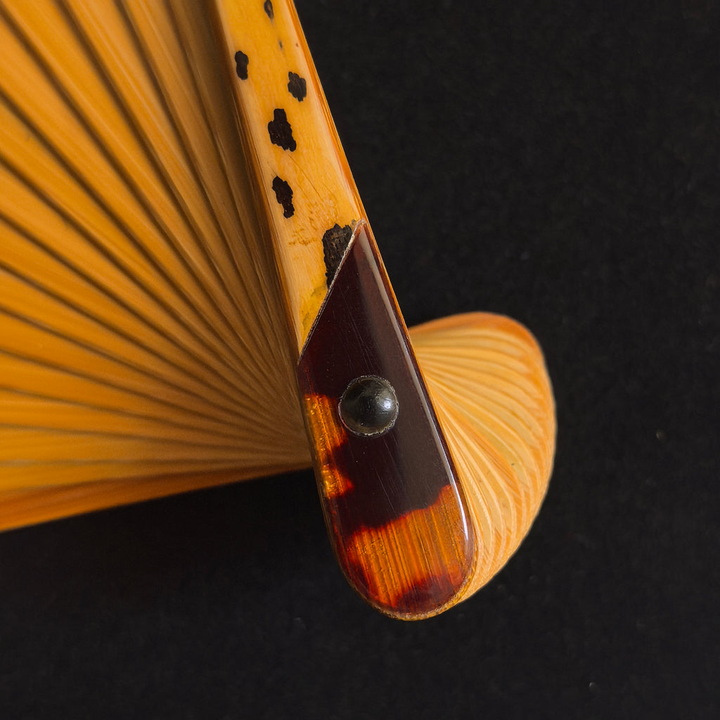 Master Chen Yunfeng Meilu Leopard-Pattern Bamboo Fan w/ Tortoiseshell-Style Inlay - "Beauty Shoulder" Small Eggplant Head (9.3 Inch / 16 Ribs) | 陳雲峰手作 梅麓豹紋雙合玳瑁彩粘片 美人肩小茄頭 9.3寸16方2.0