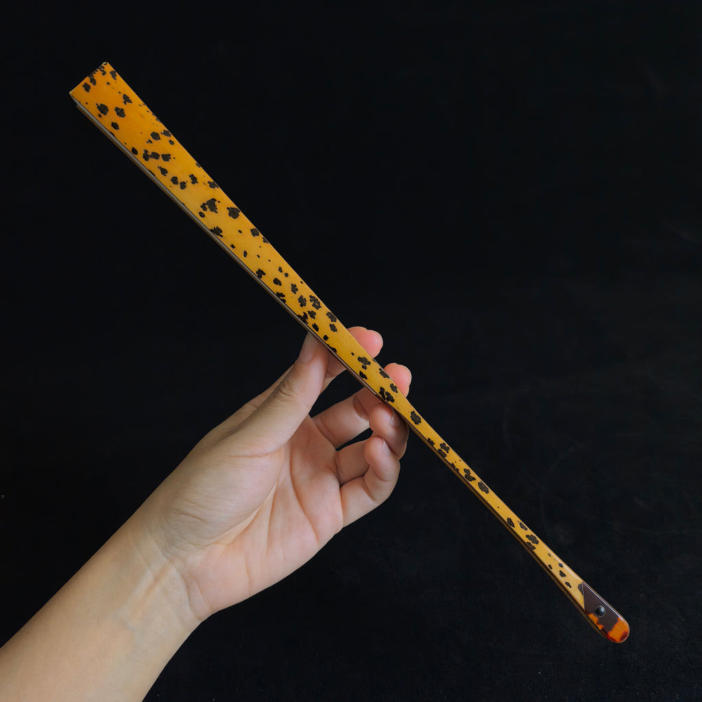 Master Chen Yunfeng Meilu Leopard-Pattern Bamboo Fan w/ Tortoiseshell-Style Inlay - "Beauty Shoulder" Small Eggplant Head (9.3 Inch / 16 Ribs) | 陳雲峰手作 梅麓豹紋雙合玳瑁彩粘片 美人肩小茄頭 9.3寸16方2.0