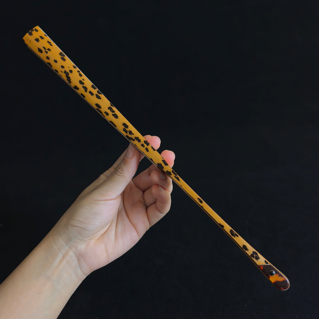 Master Chen Yunfeng Meilu Leopard-Pattern Bamboo Fan w/ Tortoiseshell-Style Inlay - "Beauty Shoulder" Small Eggplant Head (9.3 Inch / 16 Ribs) | 陳雲峰手作 梅麓豹紋雙合玳瑁彩粘片 美人肩小茄頭 9.3寸16方2.0