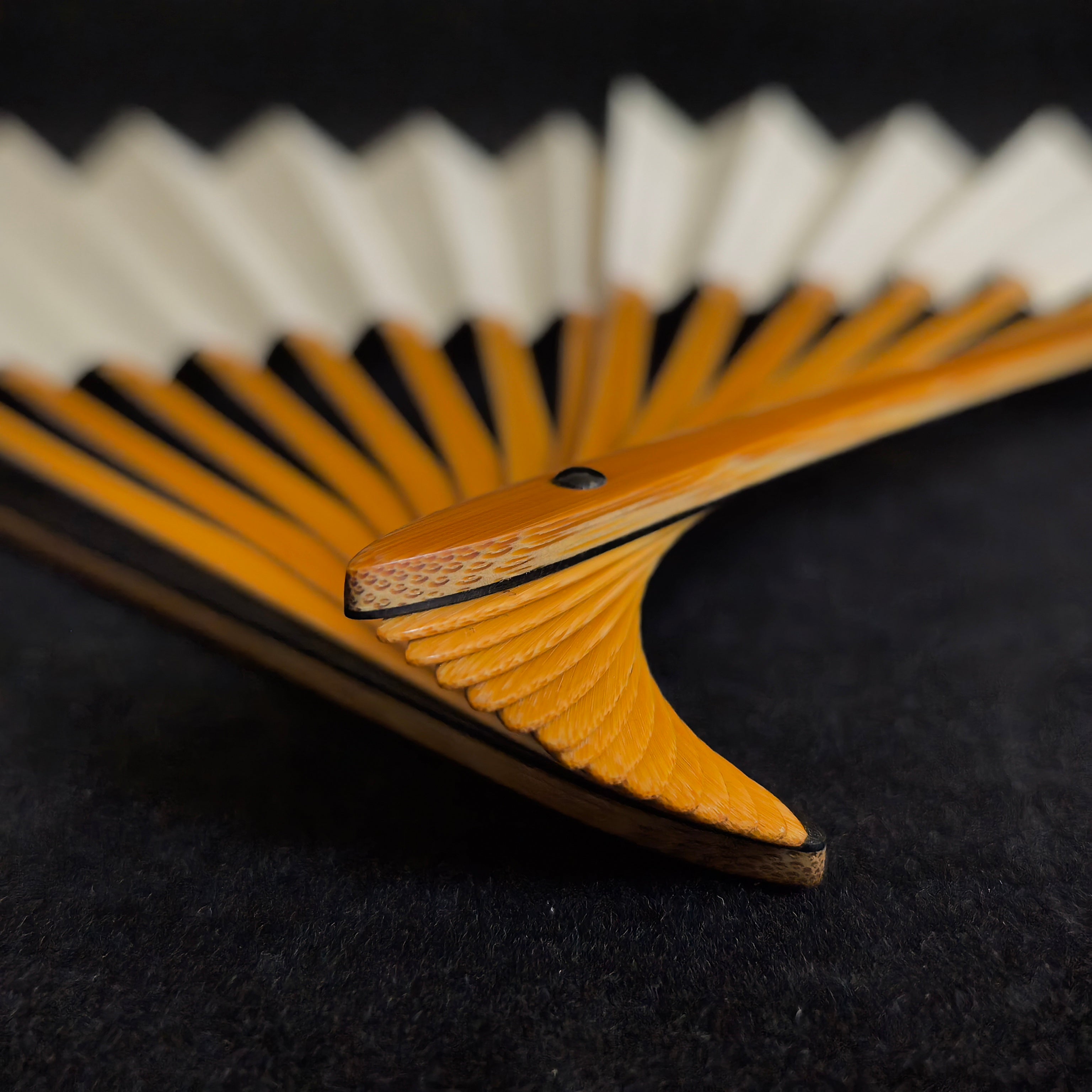 [Master Ye Yifei] Aged Sichuan Jade Bamboo Fan w/ Dual Ebony Accent - "Beauty Shoulder" Mantis Leg & Magnolia Head (9.5 Inch / 16 Ribs) | 葉逸飛手作 老川料玉竹雙合青 螳螂腿美人肩玉蘭頭 9.5寸16方2.0