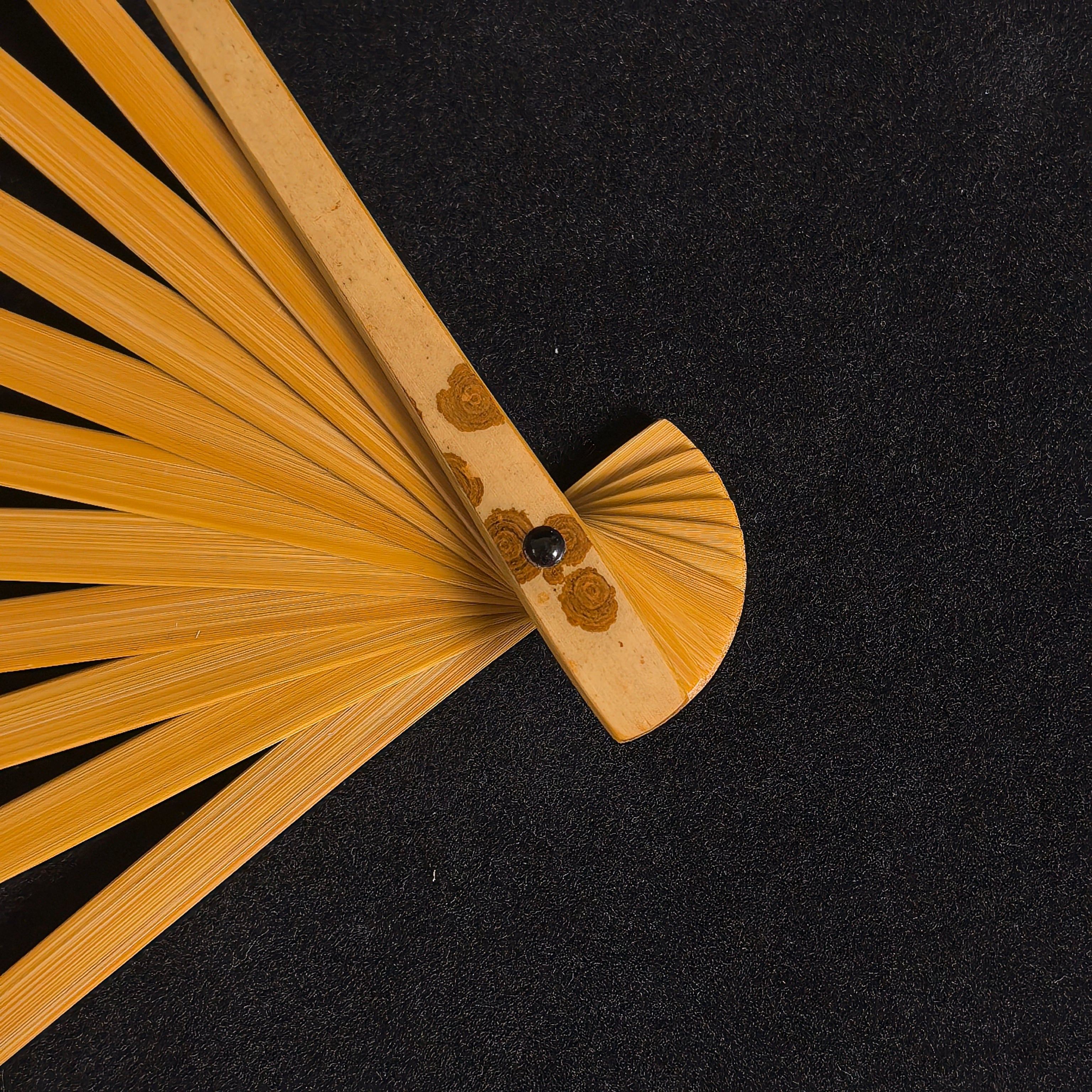 [Master Xu Linyang] Lüchun Yunfei Bamboo Fan w/ Black Gold-Flecked Paper - "Temple Gate" Shovel Shoulder & Antique Square Head (8.5 Inch / 11 Ribs / 2.5 Profile) | 徐林陽手作 綠春雲妃雙合鏟子廟門肩古方頭 8.5寸11方2.5（黑灑金扇面）