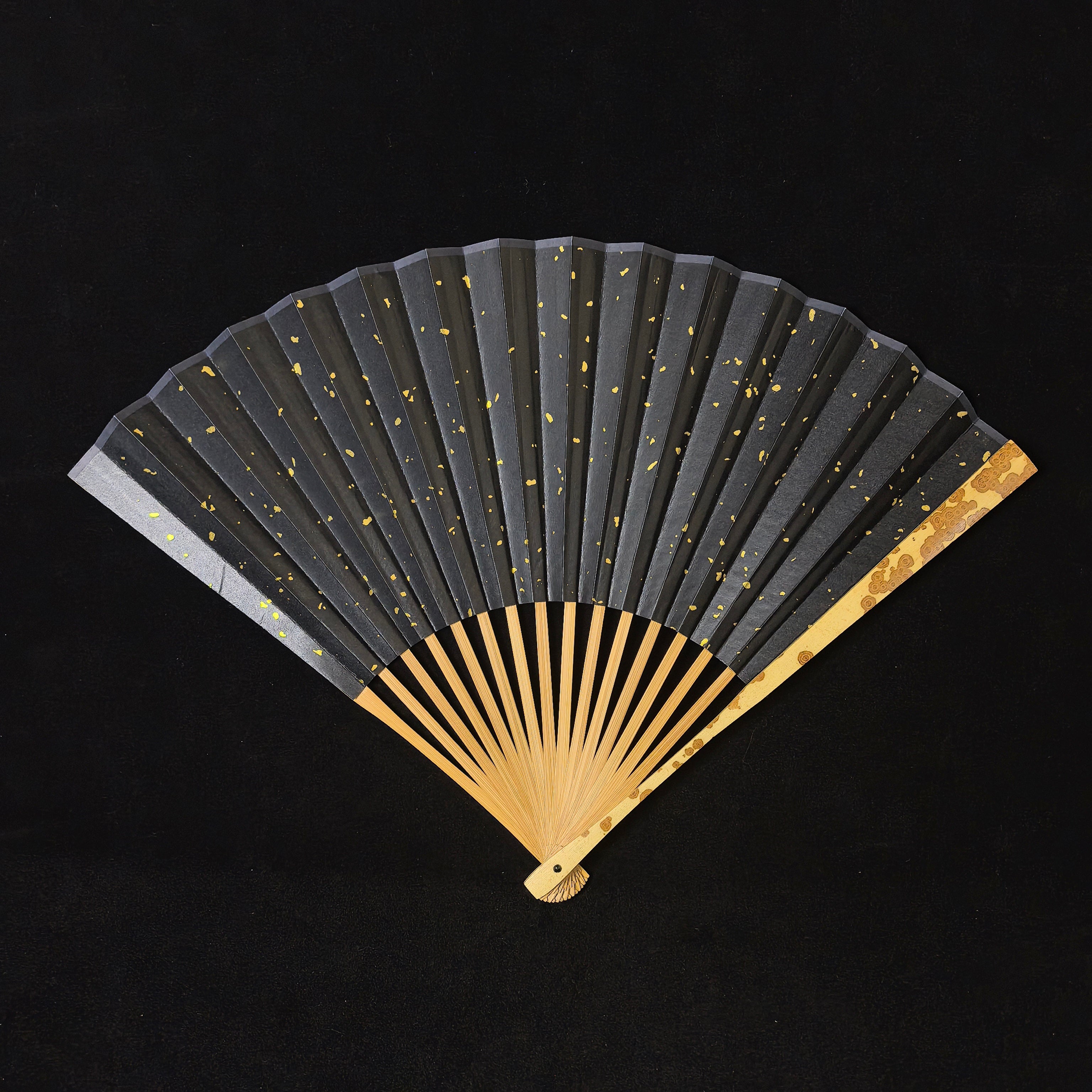 [Master Zou Chunming] Yunfei Bamboo Fan w/ Black Gold-Flecked Paper - "Beauty Shoulder" Ban-Qin Antique Square Head (9.5 Inch / 16 Ribs) | 鄒春明手作 雲妃竹雙合青 美人肩半琴古方頭 9.5寸16方2.0（黑灑金扇面）
