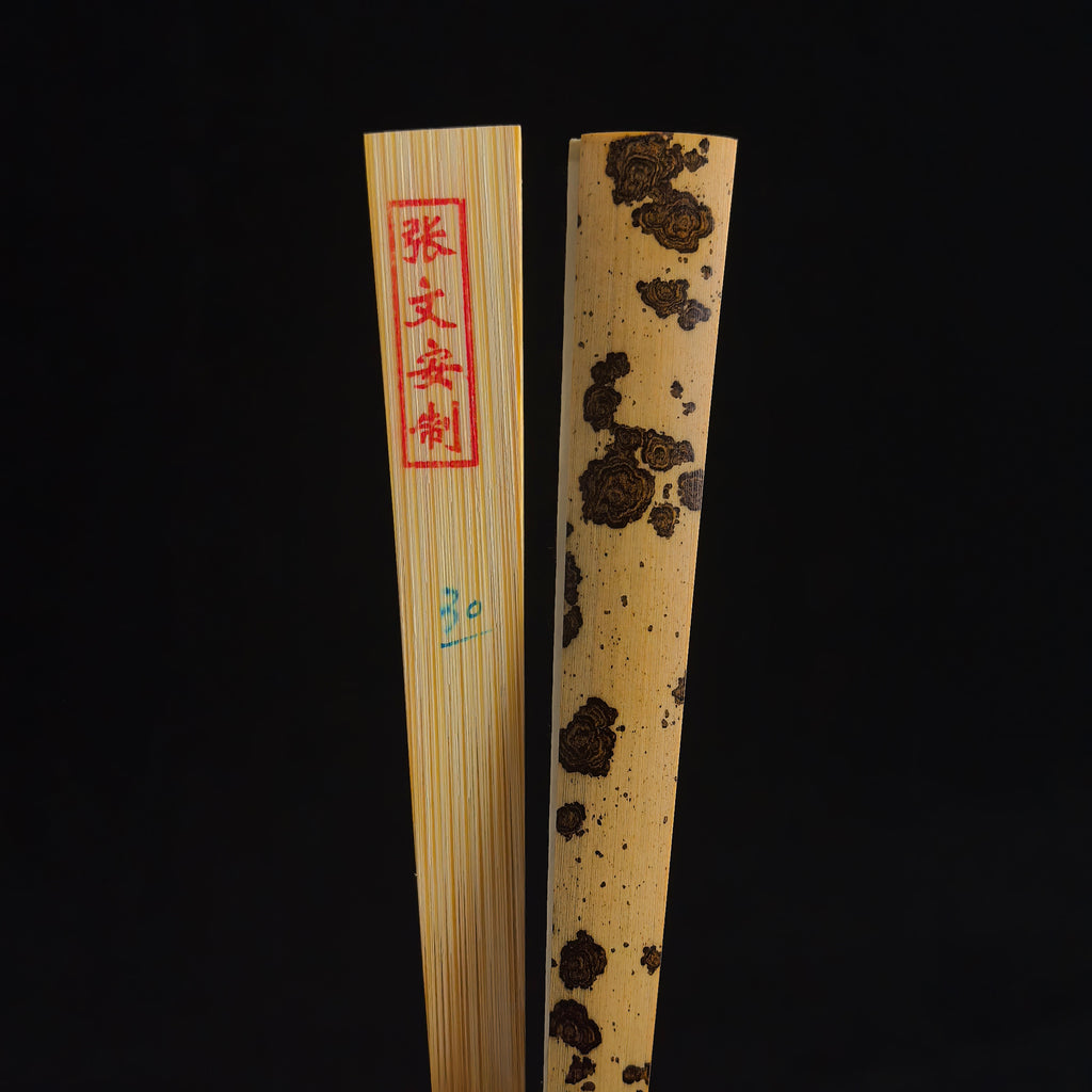 [Master Zhang Wen'an] Malipo Purple-Pattern Aged Yunfei Bamboo Fan - Qing "Temple Gate" & Antique Square Head (9.5 Inch / 16 Ribs) | 張文安手作 麻栗坡紫花老雲妃 廟門肩古方頭 9.5寸16方2.0