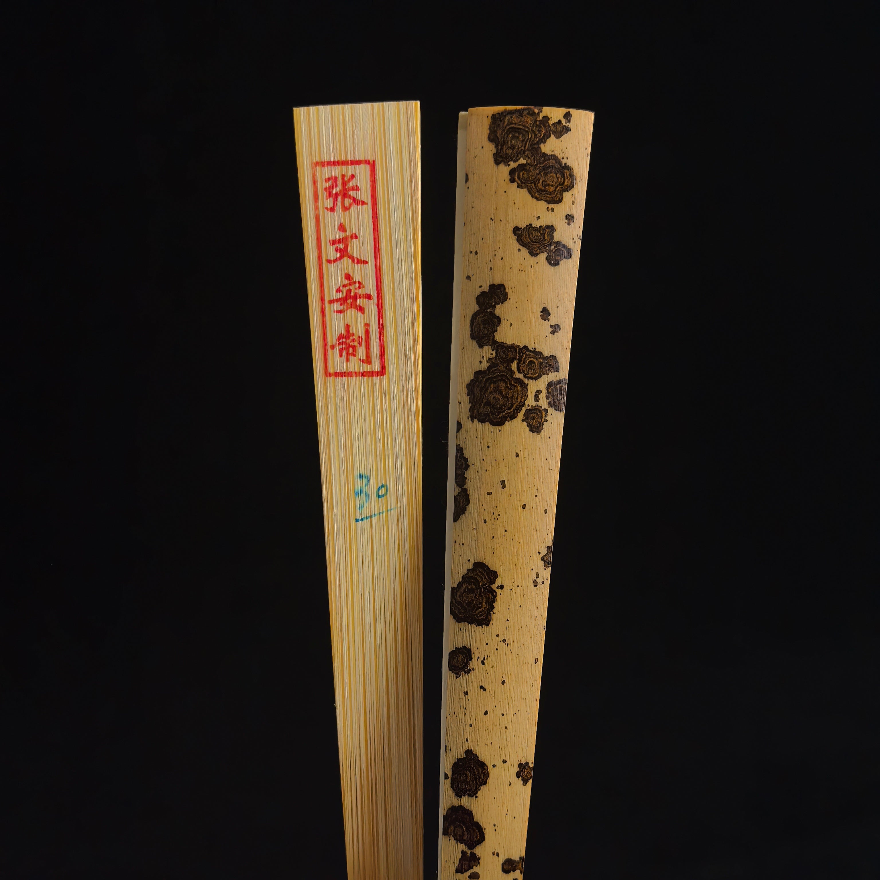 [Master Zhang Wen'an] Malipo Purple-Pattern Aged Yunfei Bamboo Fan - Qing "Temple Gate" & Antique Square Head (9.5 Inch / 16 Ribs) | 張文安手作 麻栗坡紫花老雲妃 廟門肩古方頭 9.5寸16方2.0