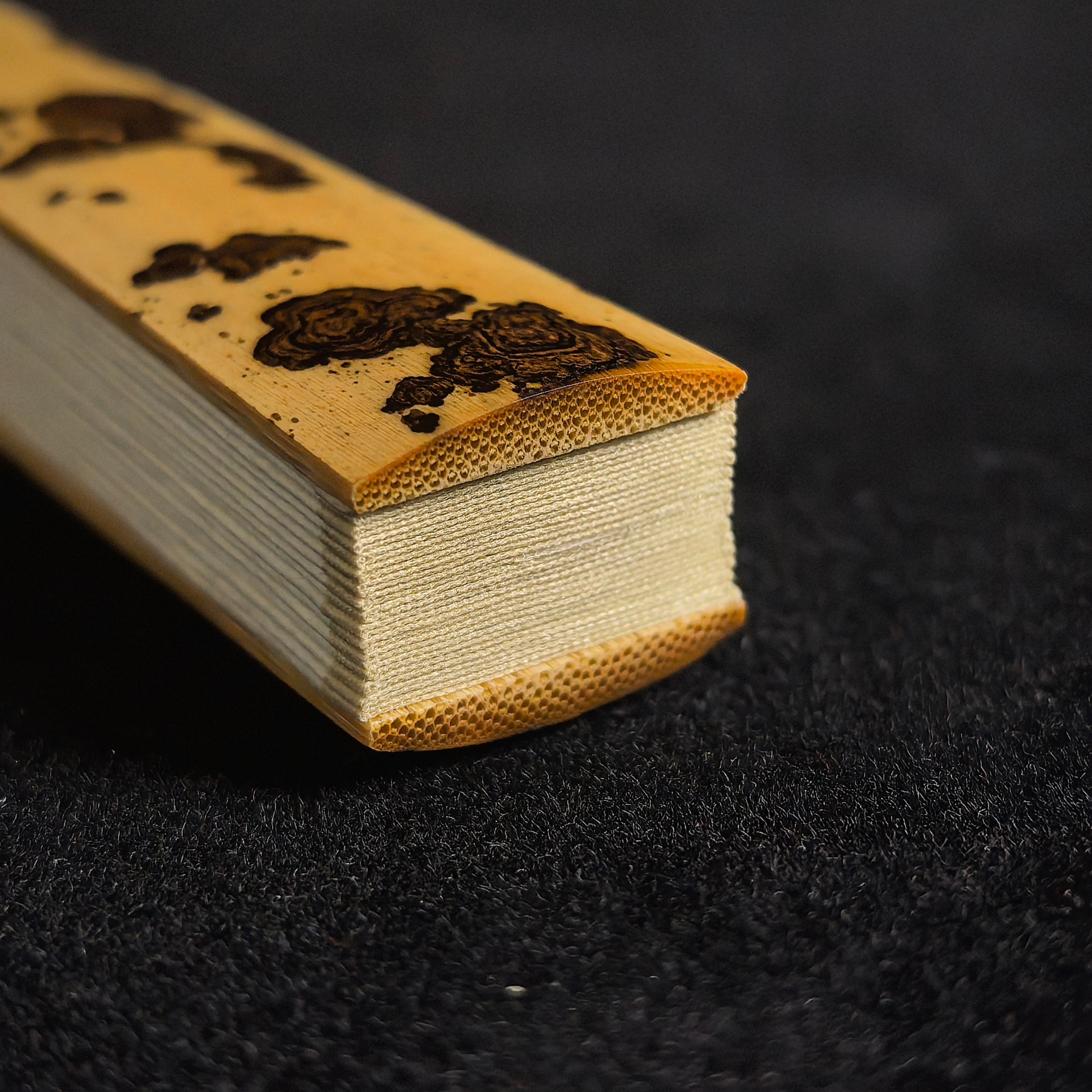 [Master Zhang Wen'an] Malipo Purple-Pattern Aged Yunfei Bamboo Fan - Qing "Temple Gate" & Antique Square Head (9.5 Inch / 16 Ribs) | 張文安手作 麻栗坡紫花老雲妃 廟門肩古方頭 9.5寸16方2.0