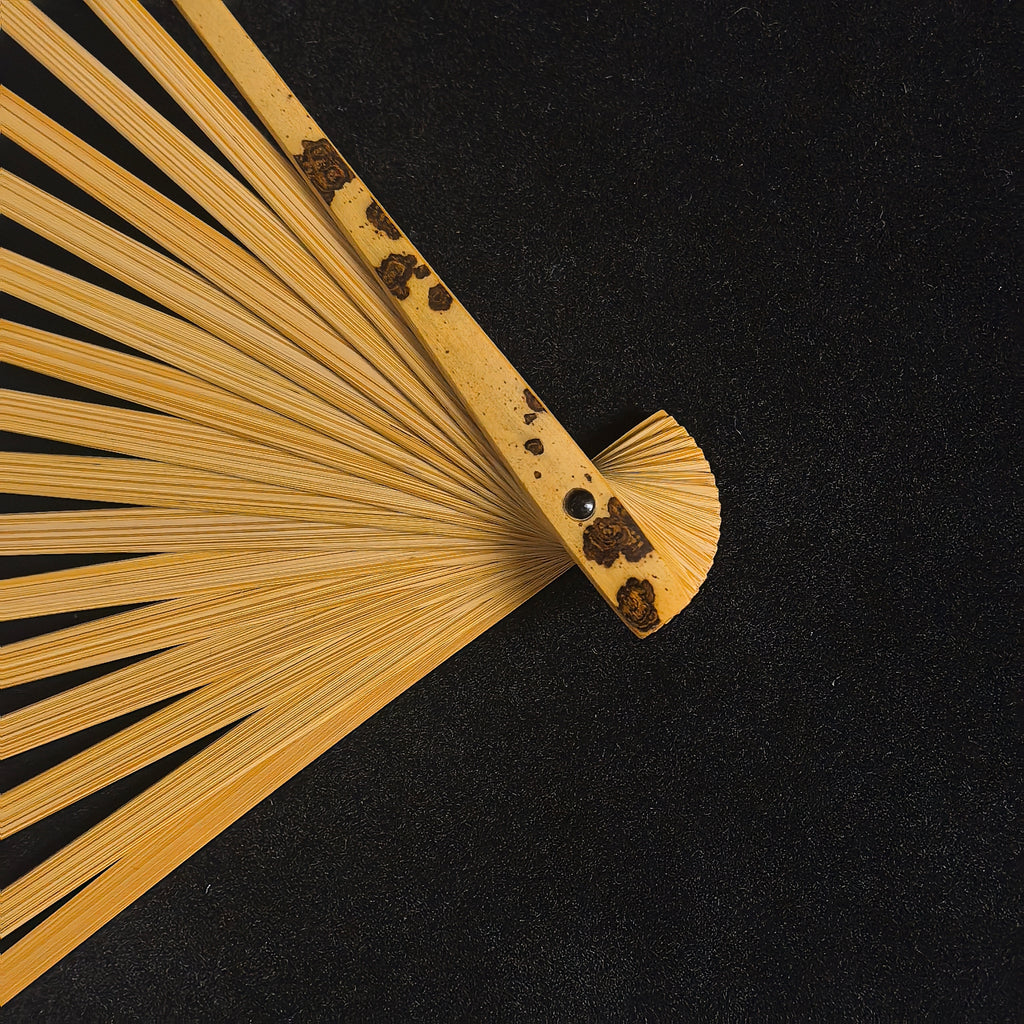 [Master Zhang Wen'an] Malipo Purple-Pattern Aged Yunfei Bamboo Fan - Qing "Temple Gate" & Antique Square Head (9.5 Inch / 16 Ribs) | 張文安手作 麻栗坡紫花老雲妃 廟門肩古方頭 9.5寸16方2.0