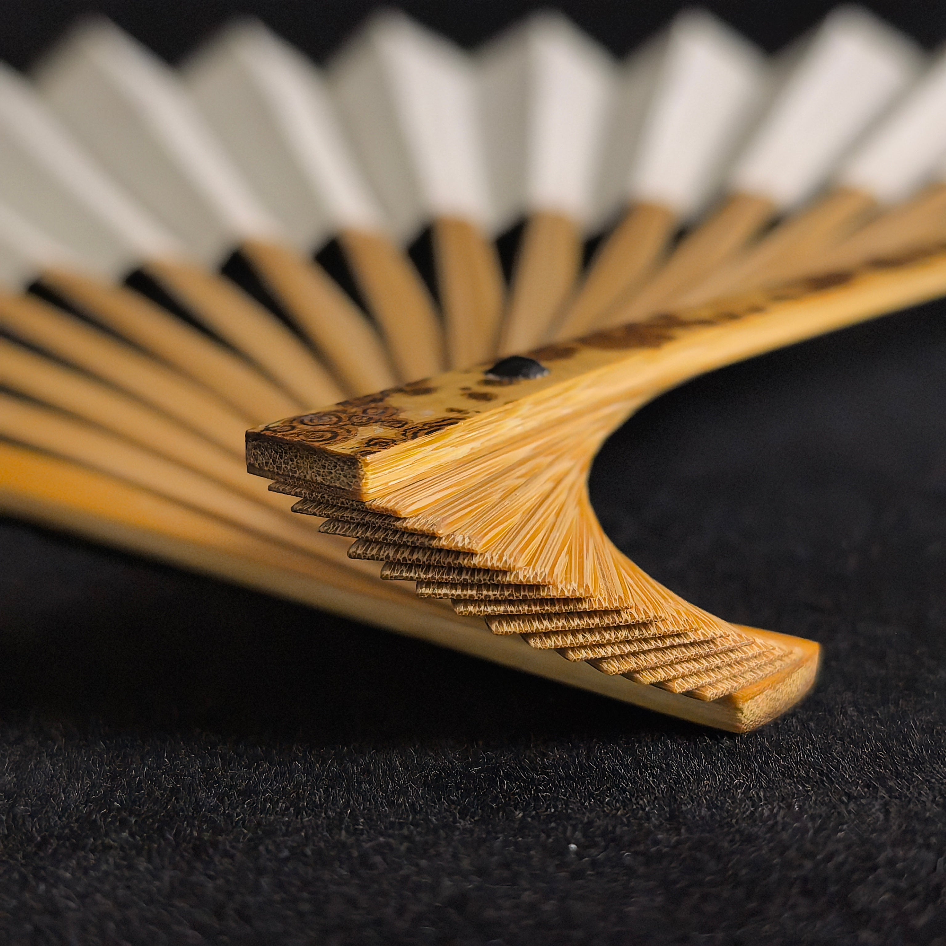 [Supervised by Master Fang Mingyi] Lüchun Yunfei Bamboo Fan - "Lantern Pole" Straight Square Head (9.5 Inch / 16 Ribs) | 方明義監製 雲妃綠春挑灯直方頭 9.5寸16方2.0