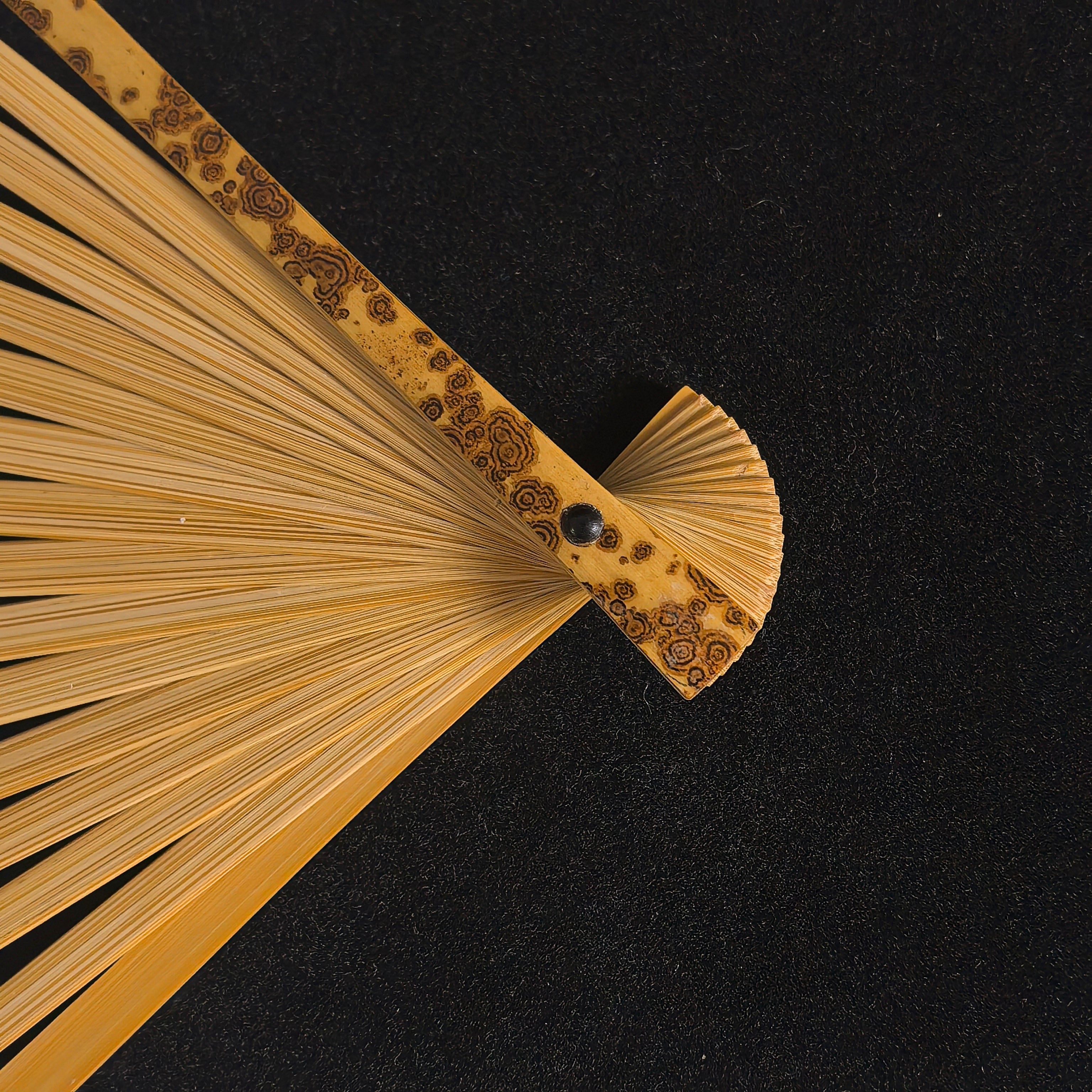 [Supervised by Master Fang Mingyi] Lüchun Yunfei Bamboo Fan - "Lantern Pole" Straight Square Head (9.5 Inch / 16 Ribs) | 方明義監製 雲妃綠春挑灯直方頭 9.5寸16方2.0