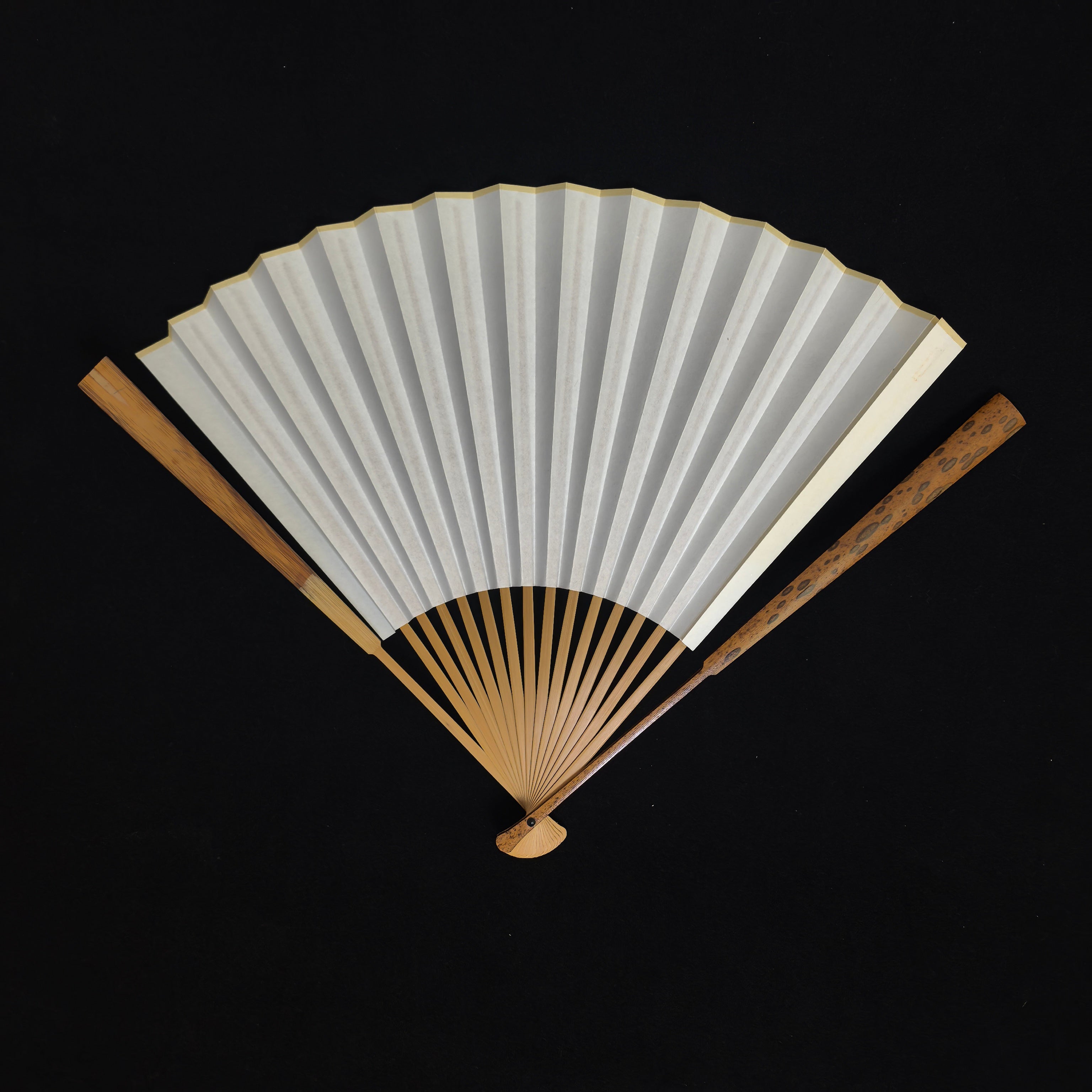 [Master Chen Yunfeng] Rare Aged Meilu Bamboo Fan - "White-Flake Soy-Sauce Base", Qing "Temple Gate" & Horse Tooth Head (9.5 Inch / 16 Ribs) | 陳雲峰手作 稀缺老梅麓白花醬油底 廟門肩馬牙頭 9.5寸16方2.0