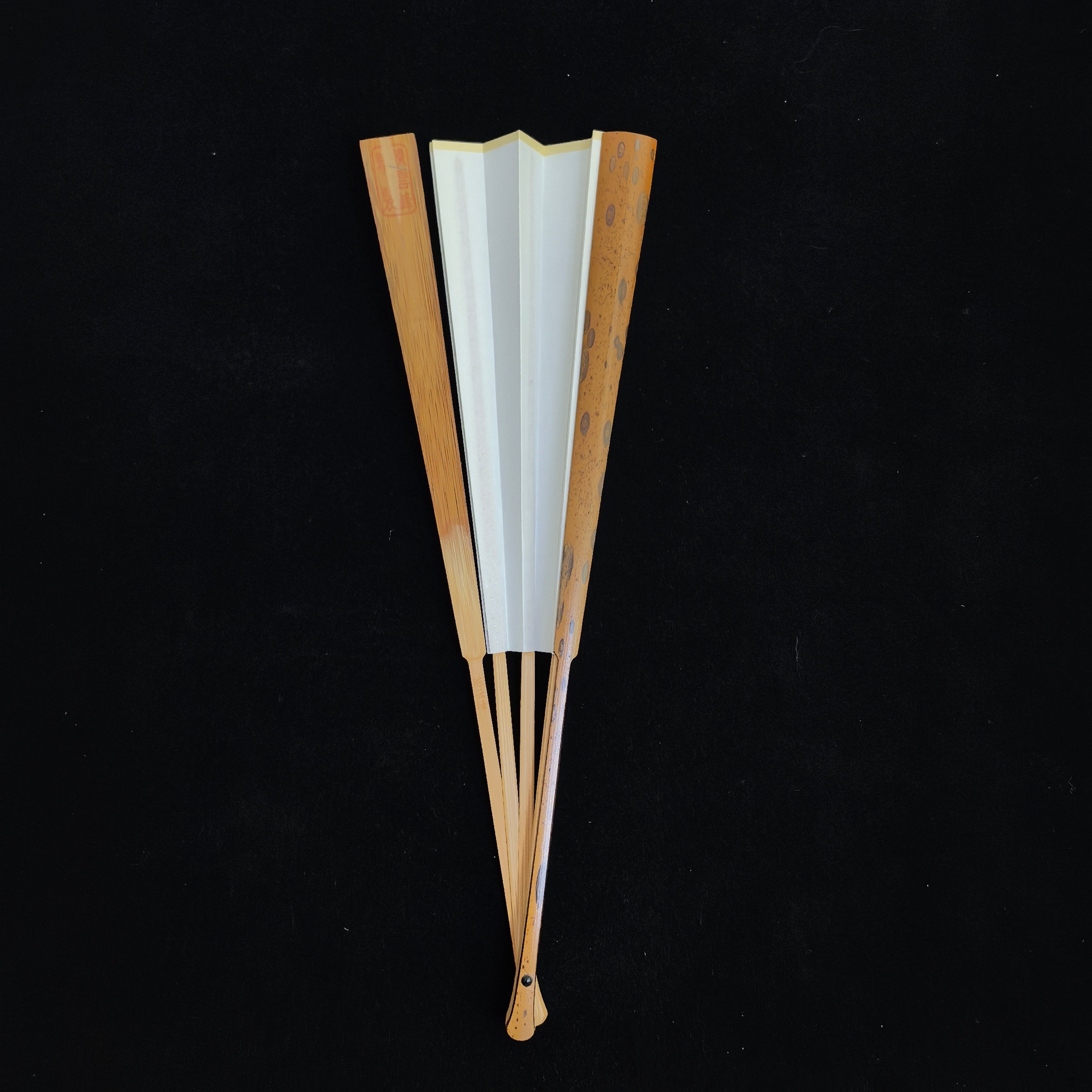[Master Chen Yunfeng] Rare Aged Meilu Bamboo Fan - "White-Flake Soy-Sauce Base", Qing "Temple Gate" & Horse Tooth Head (9.5 Inch / 16 Ribs) | 陳雲峰手作 稀缺老梅麓白花醬油底 廟門肩馬牙頭 9.5寸16方2.0