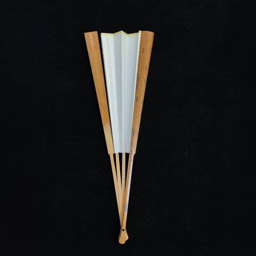 [Master Chen Yunfeng] Rare Aged Meilu Bamboo Fan - "White-Flake Soy-Sauce Base", Qing "Temple Gate" & Horse Tooth Head (9.5 Inch / 16 Ribs) | 陳雲峰手作 稀缺老梅麓白花醬油底 廟門肩馬牙頭 9.5寸16方2.0