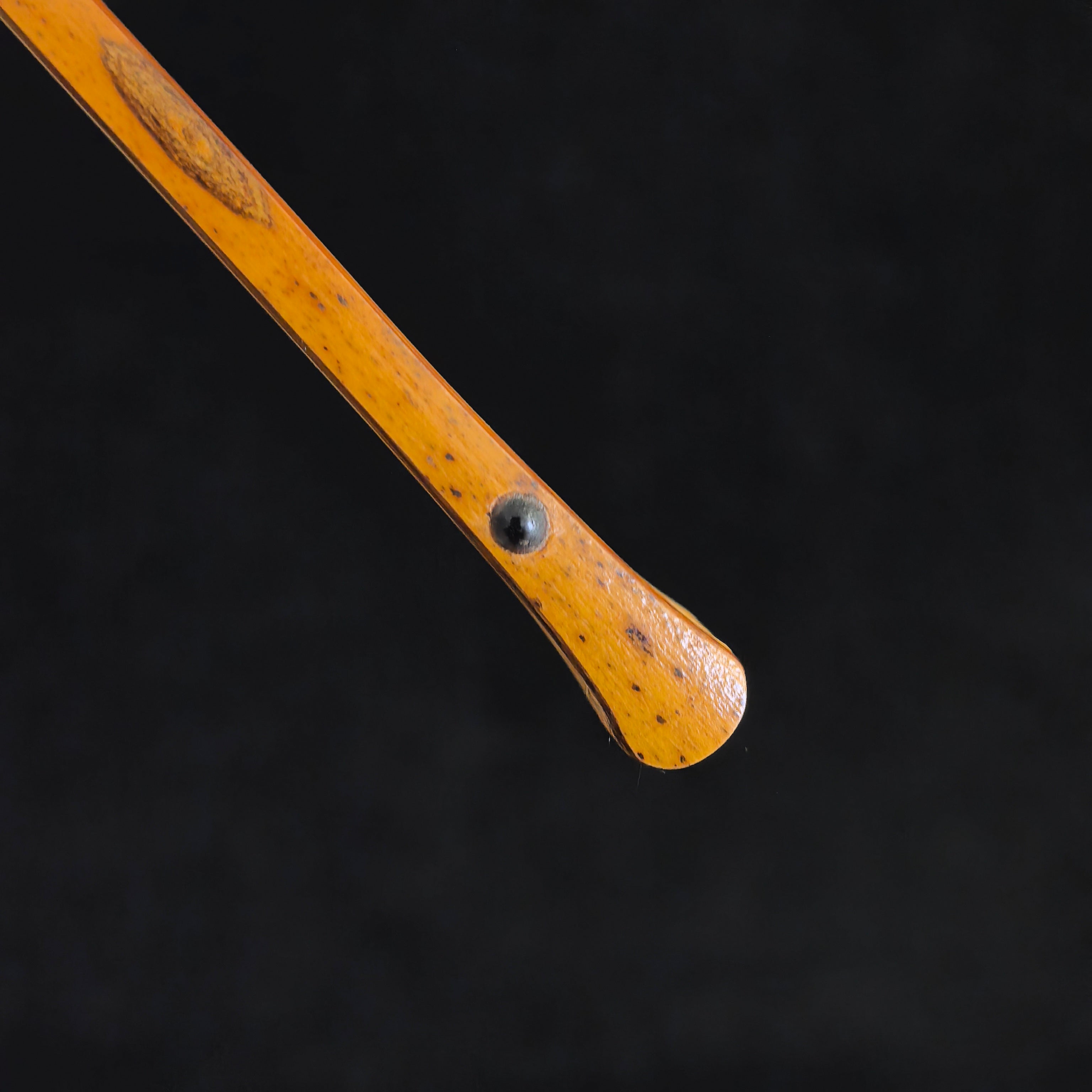 [Master Chen Yunfeng] Rare Aged Meilu Bamboo Fan - "White-Flake Soy-Sauce Base", Qing "Temple Gate" & Horse Tooth Head (9.5 Inch / 16 Ribs) | 陳雲峰手作 稀缺老梅麓白花醬油底 廟門肩馬牙頭 9.5寸16方2.0